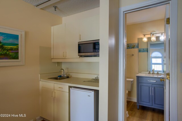 full bathroom with shower / tub combo, vanity, and toilet