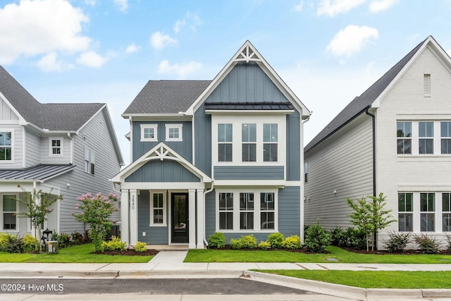 view of front facade featuring a front yard