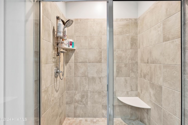 bathroom featuring tiled shower