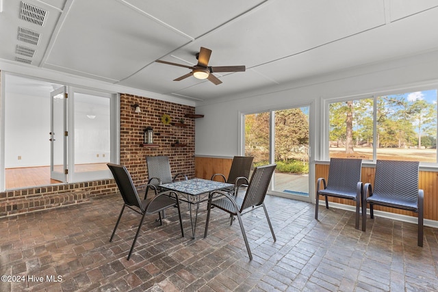 sunroom with ceiling fan