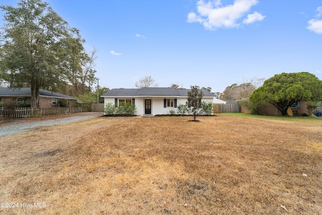 single story home with a front lawn