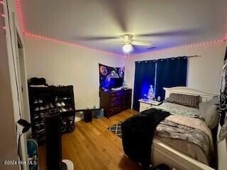 bedroom with a ceiling fan and wood finished floors