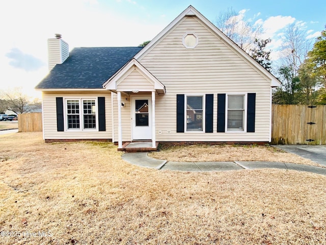 view of front of house featuring a front yard