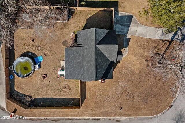 view of yard with a shed