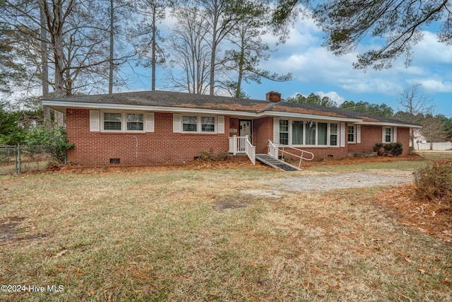 single story home with a front lawn