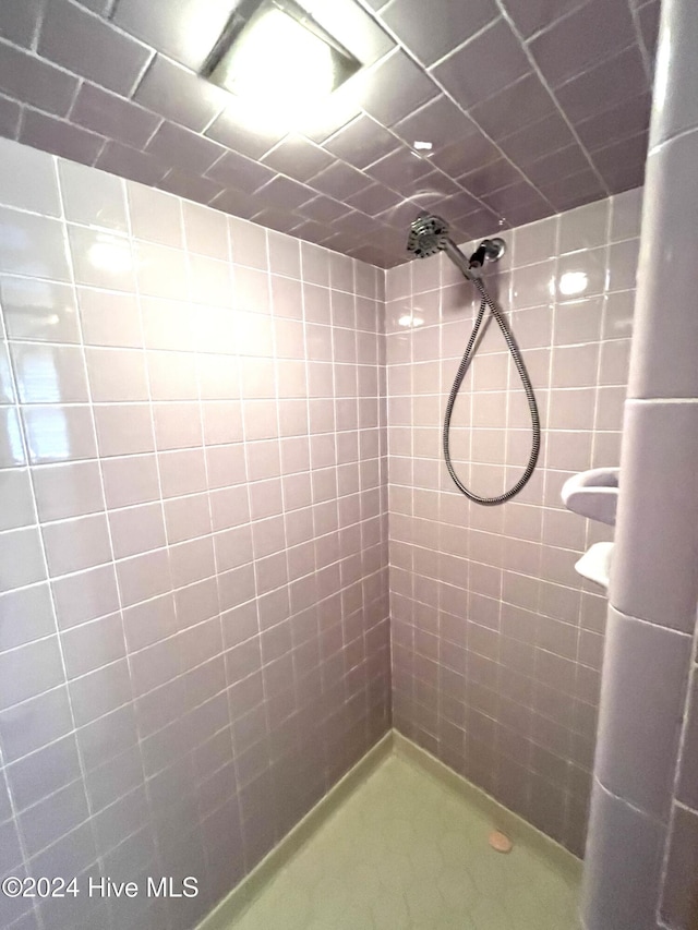 bathroom featuring a tile shower