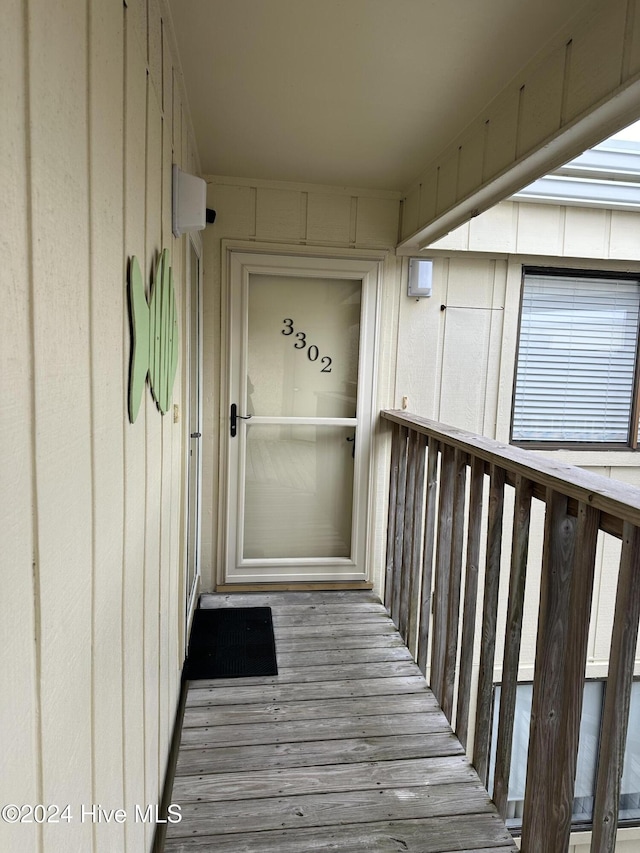 property entrance featuring a balcony