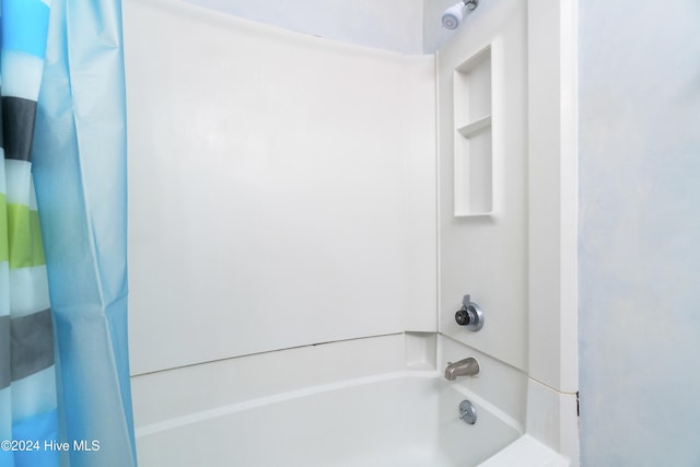 bathroom with shower / tub combo