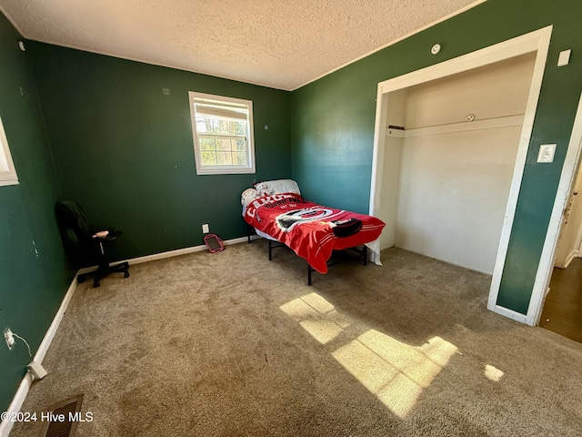 bedroom with carpet flooring and a textured ceiling