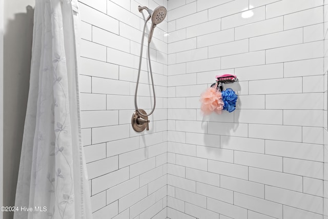 bathroom featuring a shower with shower curtain