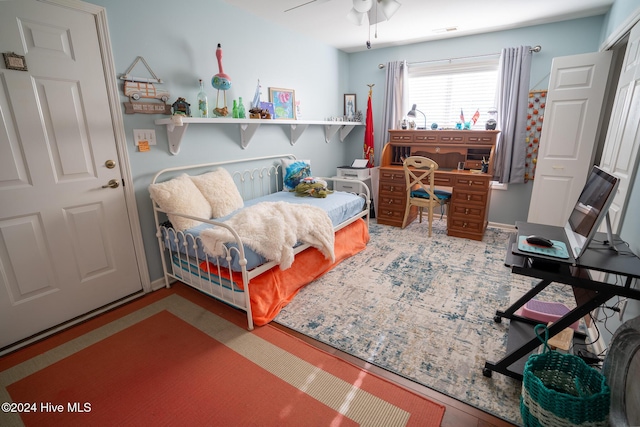 bedroom with ceiling fan