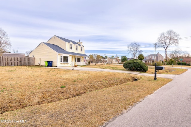 view of front facade with a front yard and fence