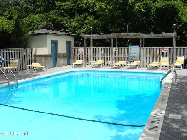 view of swimming pool