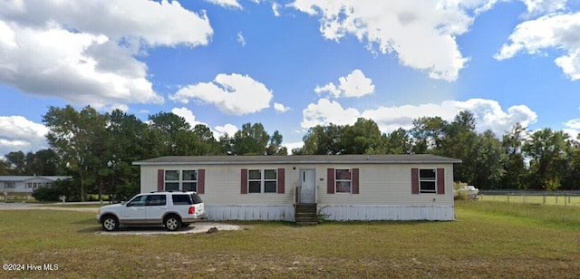 manufactured / mobile home featuring a front yard