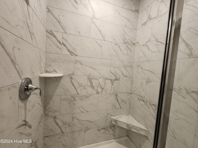 bathroom featuring a tile shower