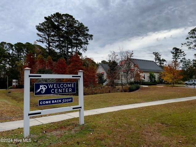 community / neighborhood sign featuring a yard