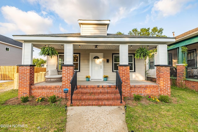 view of front facade featuring a porch and a front yard