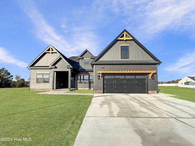 craftsman-style house featuring a front yard