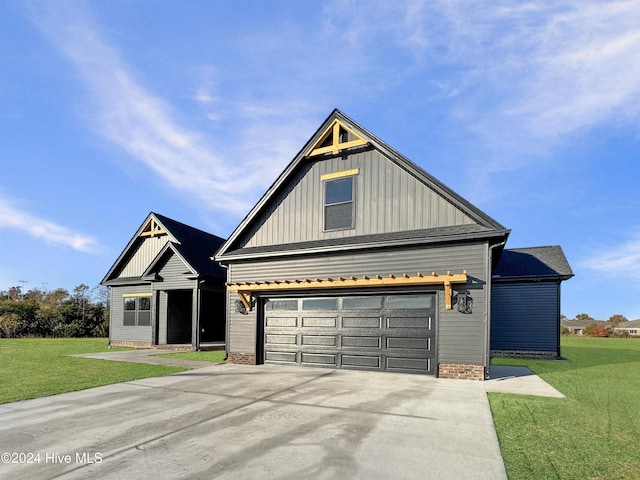 craftsman house with a front lawn