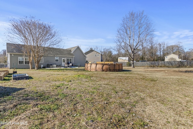 view of yard featuring a swimming pool