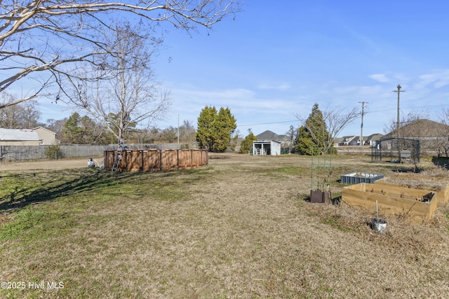 view of yard featuring a swimming pool