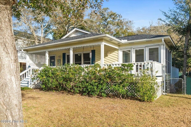 view of front of property with a front yard