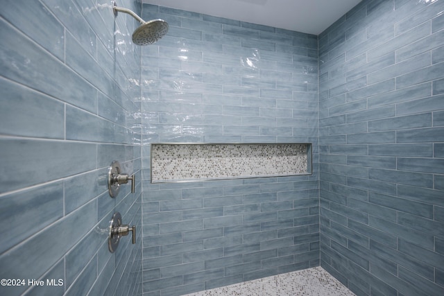 bathroom featuring tiled shower