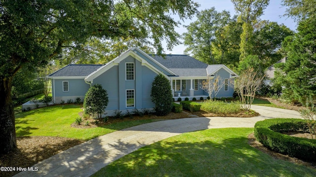 view of front of property featuring a front lawn