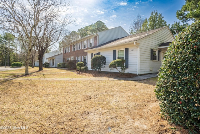 view of front of house featuring a front yard