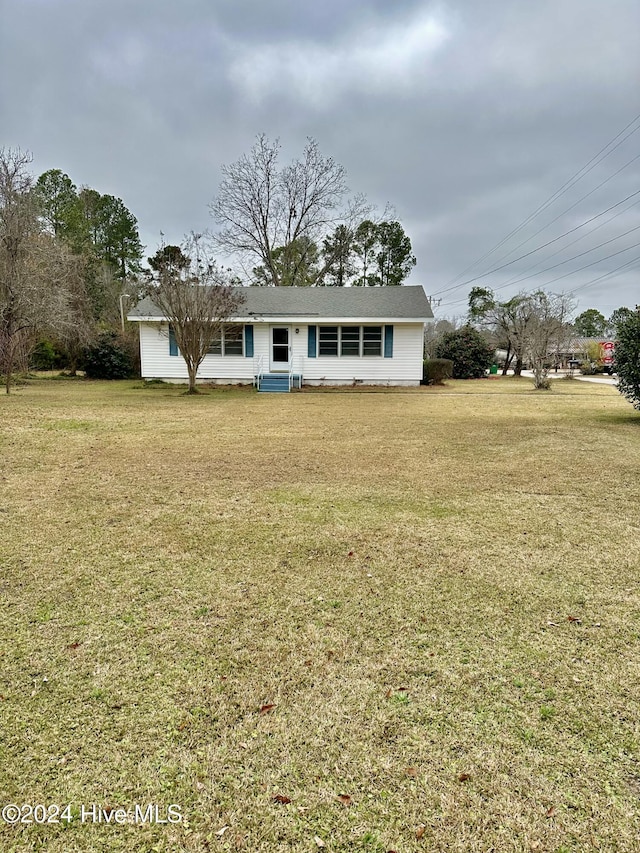 view of front of house featuring a front yard