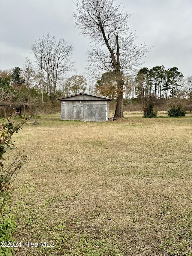 view of yard with an outbuilding