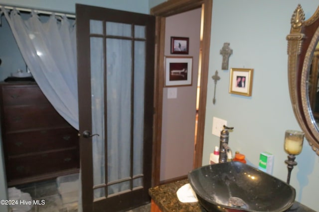 bathroom featuring a shower with curtain and vanity