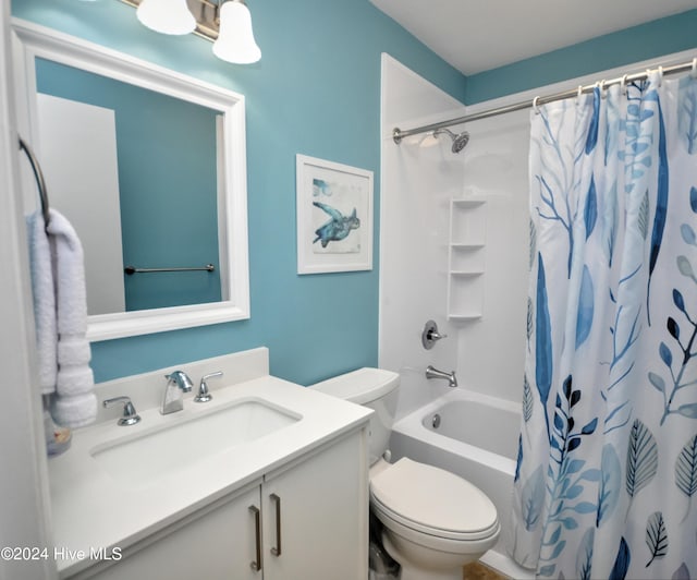 full bathroom featuring shower / tub combo with curtain, vanity, and toilet