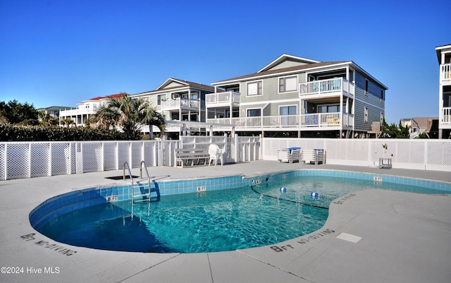 view of swimming pool