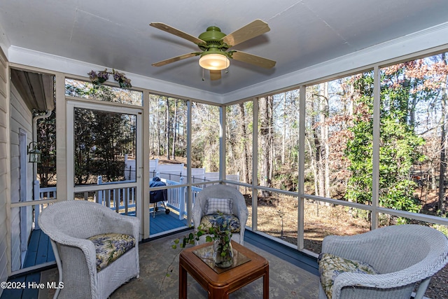 sunroom with ceiling fan