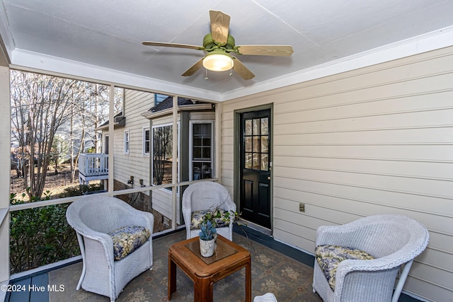 sunroom with ceiling fan