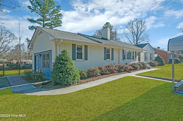 view of front of property with a front yard