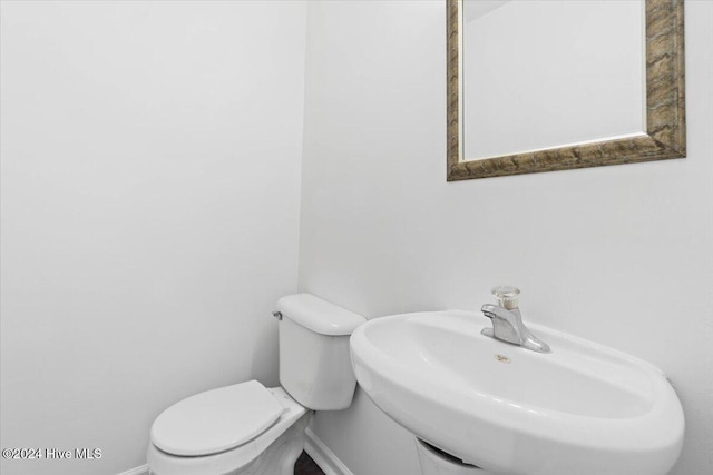 bathroom featuring toilet and sink