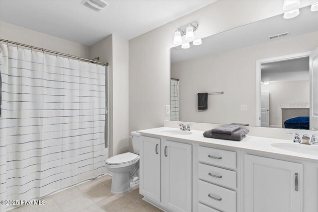 bathroom featuring a shower with shower curtain, vanity, and toilet