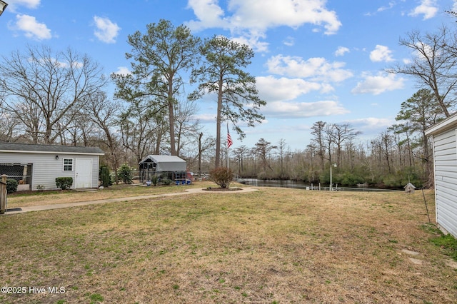 view of yard featuring an outdoor structure