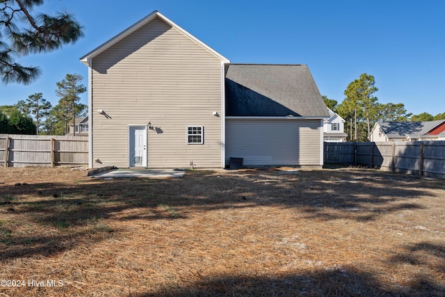 back of house featuring a yard