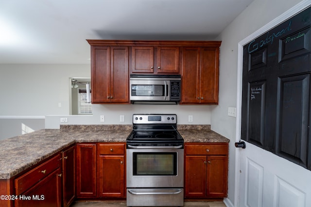 kitchen with kitchen peninsula and stainless steel appliances