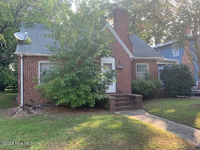 view of front of house with a front lawn