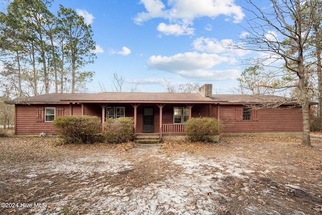 ranch-style home with a porch