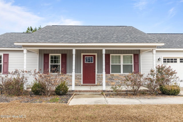 view of front of house featuring a front yard and a garage