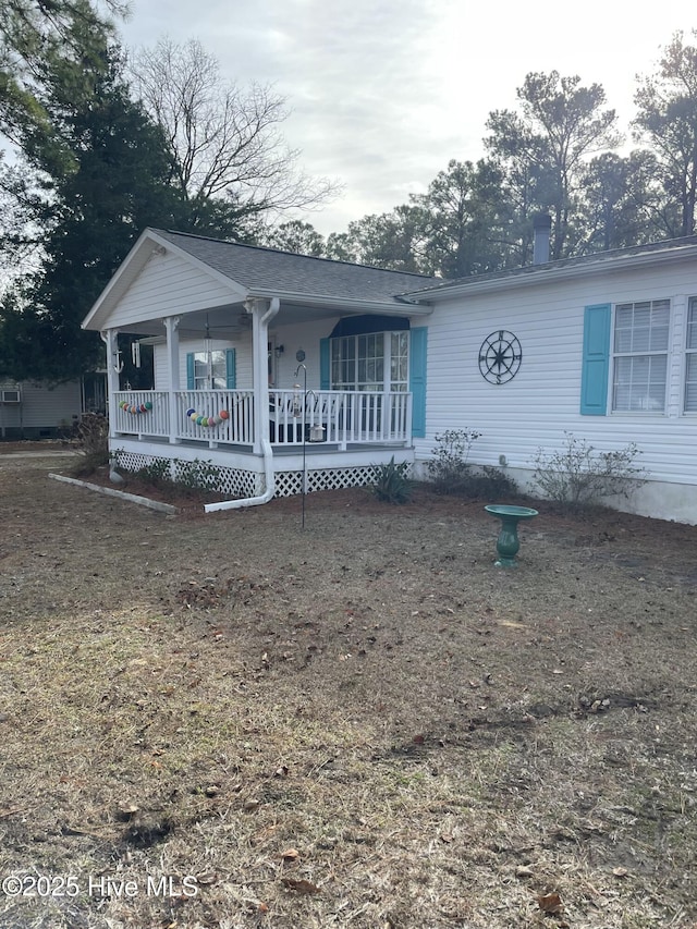 single story home with a porch