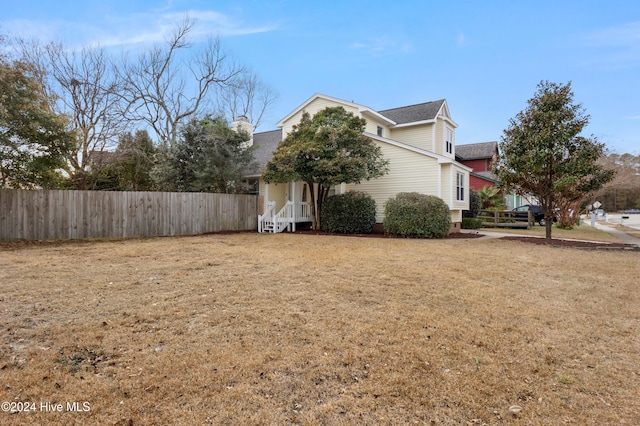 view of front of property with a front yard