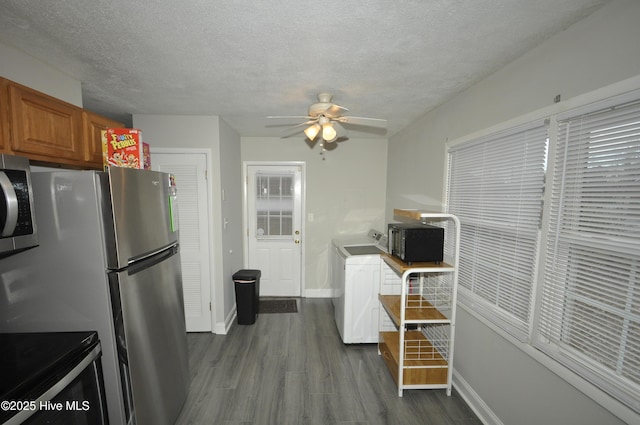 kitchen featuring washer / dryer, a textured ceiling, dark hardwood / wood-style floors, and ceiling fan