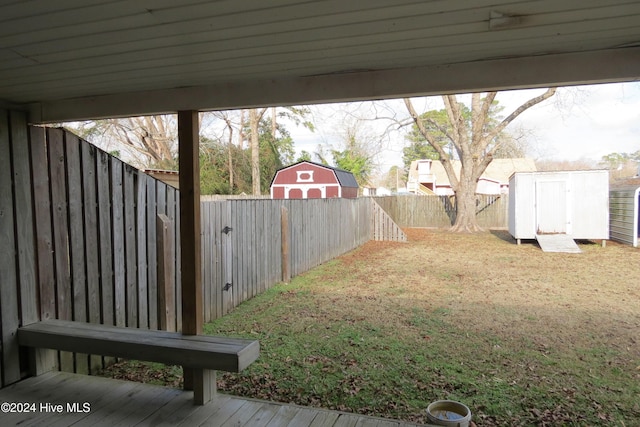 view of yard featuring a storage unit