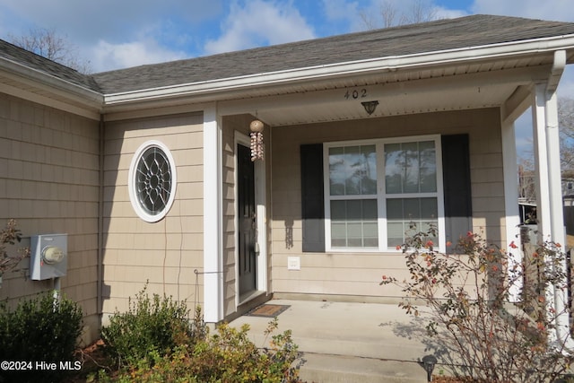 entrance to property featuring covered porch